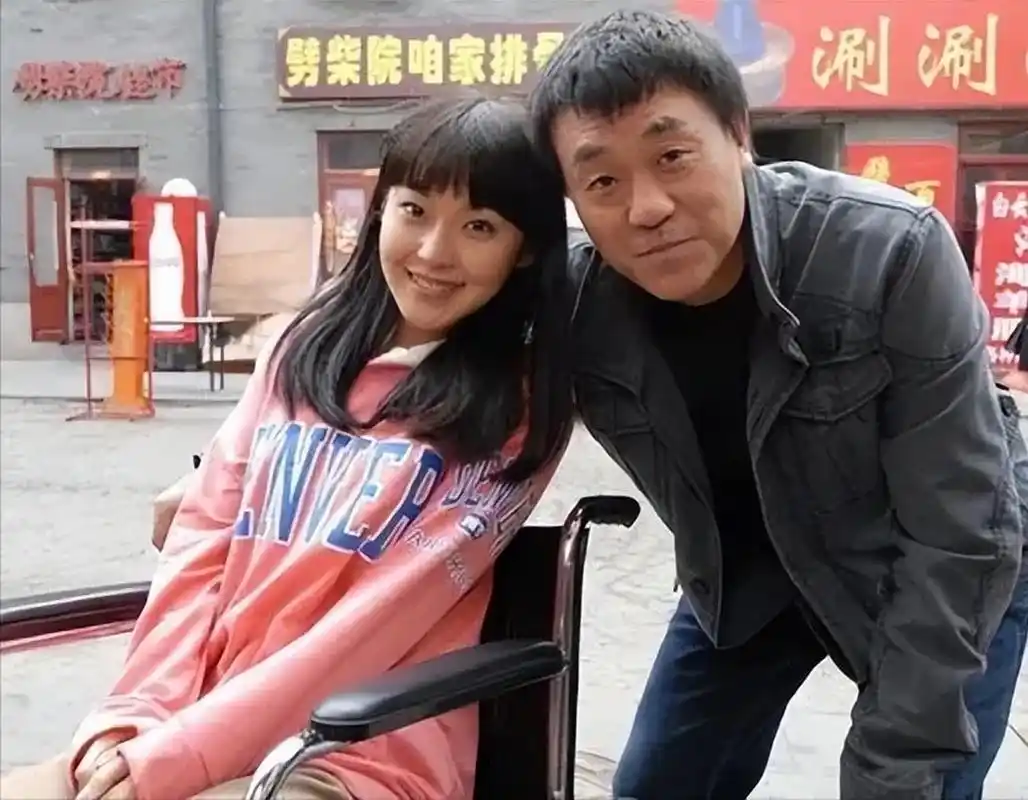 天,何冰在同学聚会上,李海洋突然拍了拍何冰肩膀说:"何冰,我都29了,明