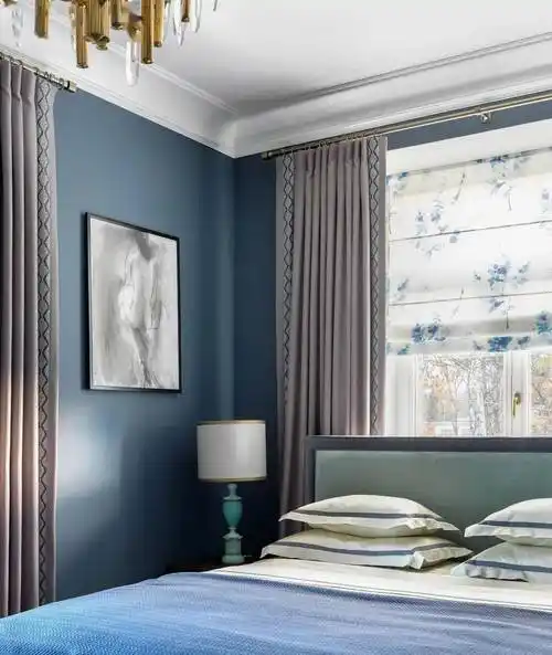 04传统温馨76这间传统风格的餐厅以定制灰蓝色橱柜为装饰,立柜之间