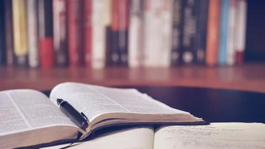 翻开的书本唯美静物写真高清宽屏桌面壁纸