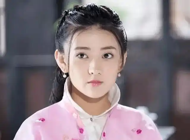 早期的梁洁,出演过一些的抗日题材的电视剧;在毕业之后才继续接演影视