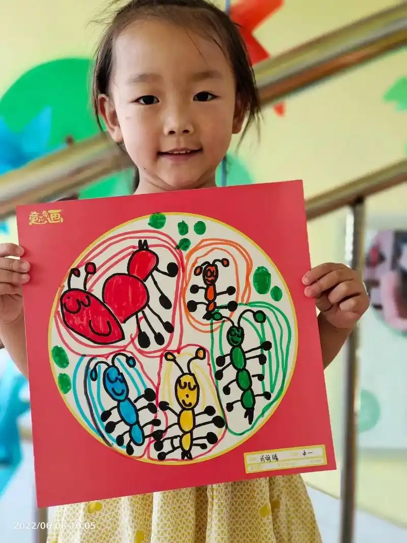 今日绘画蚕宝宝吐丝