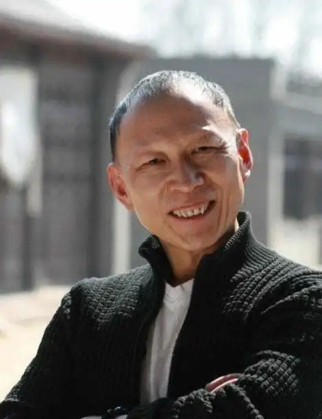 他因长相吓哭亲外甥女和蒋雯丽,如今妻子貌美如花,女儿活泼可爱