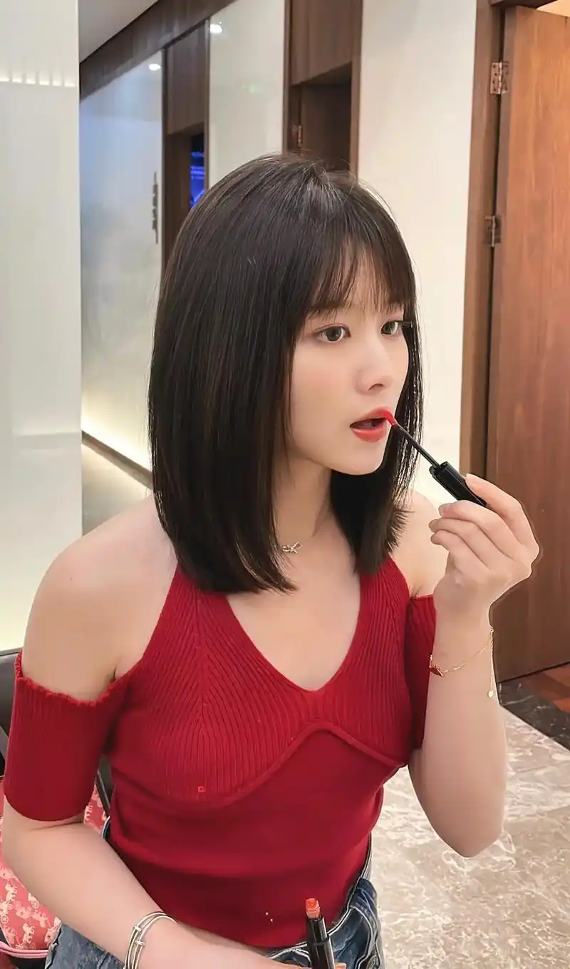 高级感锁骨发分享 无需打理的高还原度发型#修颜刘海 #锁骨发 - 抖音