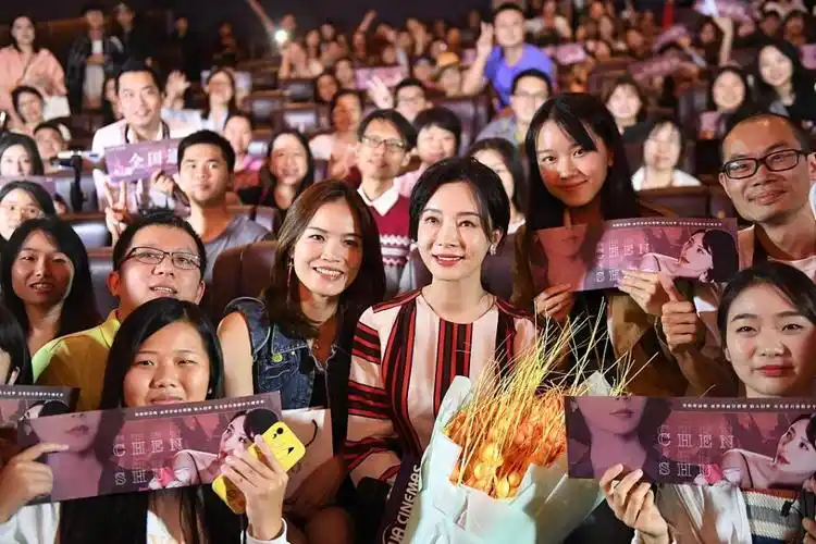 优雅女神!陈数穿条纹衬衫雪肤抢眼 获粉丝现场表白甜笑乐开怀