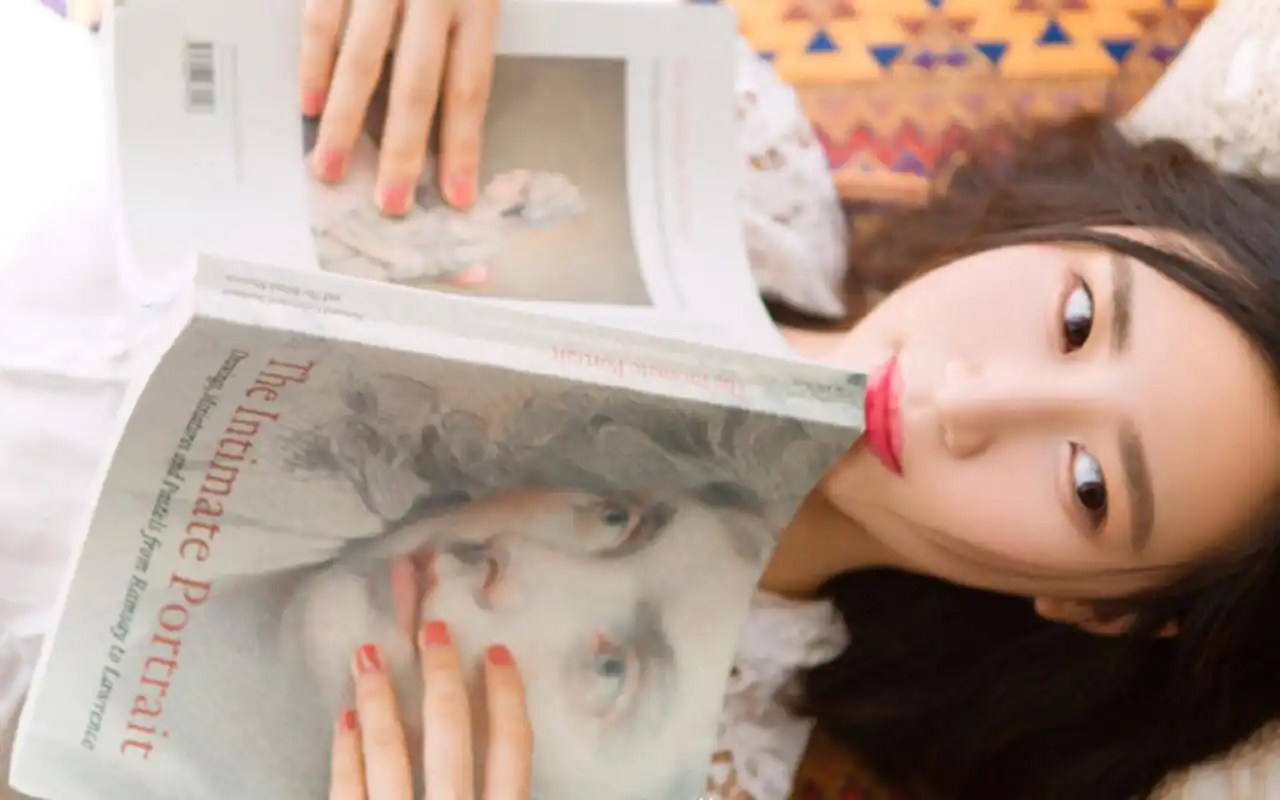 穿毛衣的清纯美女唯美治愈写真桌面壁纸