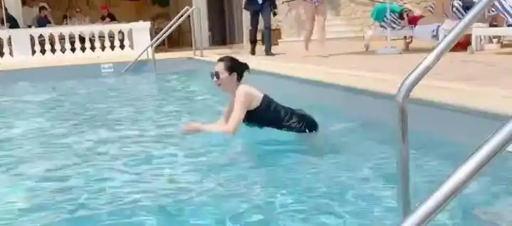 原创51岁许晴游泳视频曝光吊带泳衣展现姣好身材撒娇卖萌似少女