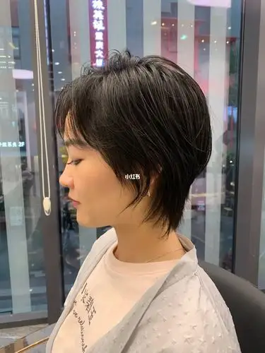 鲻鱼头成为颇受年轻男女喜欢的发型之一,不挑脸型,容易打理,刘海可长