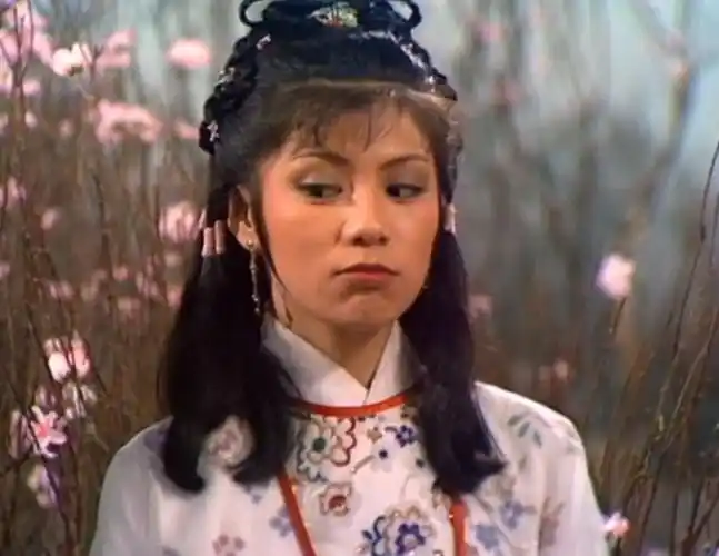 黄蓉的出场,就是一个小乞丐.她为什么要扮成脏兮兮的乞丐.