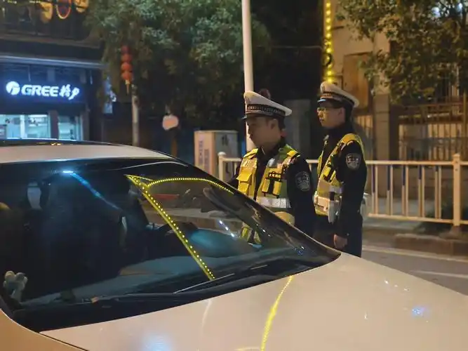 湖南桂东汝城交警交叉执法夜查酒驾醉驾