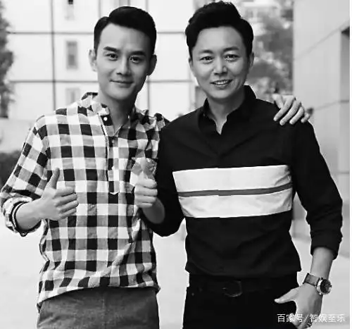 老戏骨刘奕君被质疑舞台上摸小鲜肉的手原来是父子同台舐犊情深