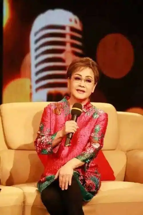 当看到李谷一摘掉假发后才知道当年惊艳歌坛的她还是低调了