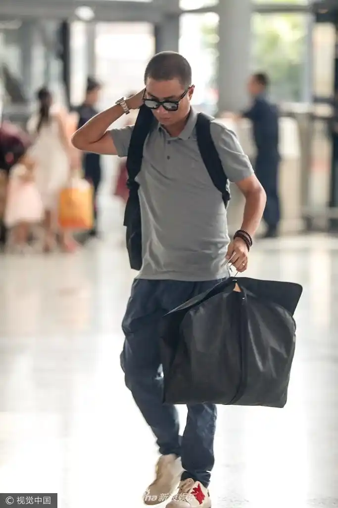 组图:文章灰t搭萝卜裤低调现身机场 小平头抢镜