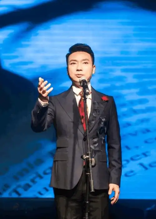 男主持人里真服康辉长了一张央视脸穿西装看着挺贵气的