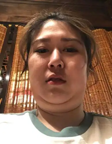 张雨绮晒经纪人自拍丑照,调侃其太胖却显爱意,这关系真好!