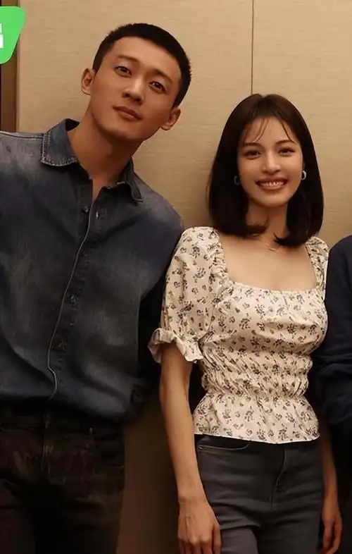 钟楚曦晒假期库存照性感身材抢镜网友这不得把侯雯元迷死