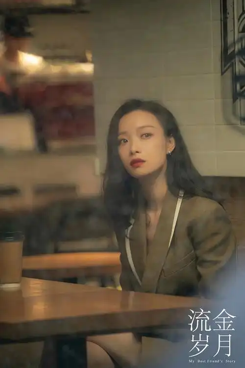 《流金岁月》引起时装界热烈的讨论,其中由倪妮饰演的"红玫瑰"朱锁锁