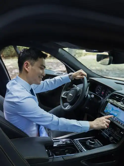 正装帅哥开起车来,太有魅力了.图:陈振东-poohsan_高清图集_新浪网