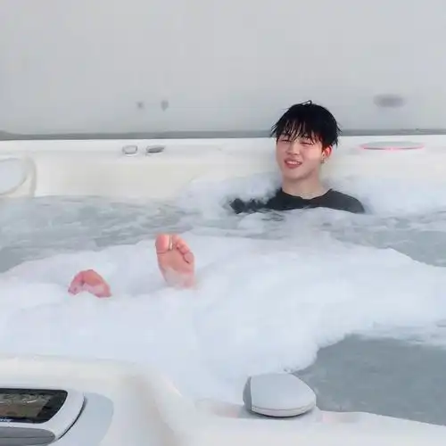 防弹少年团 为什么我觉得脚指头萌萌的