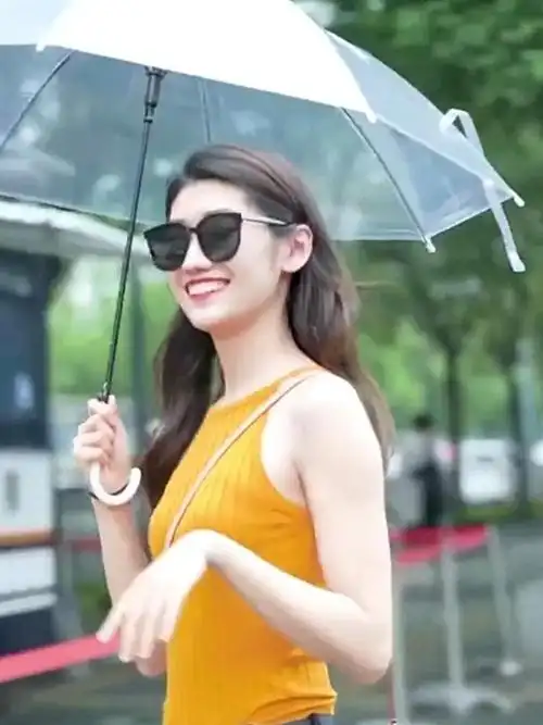 黄衣服小姐姐笑得合不拢嘴