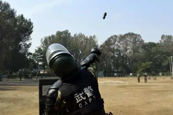 官兵进行防暴弹投掷训练.