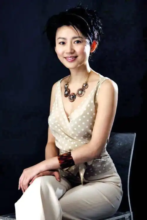 51岁央视主持人王小丫近照曝光,发福明显撞脸陈红