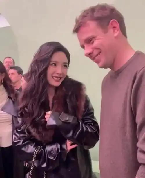 国内淑女范国外放飞自我巴黎高端局中国女星真豁得出去