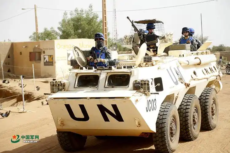蓝盔部队 我第五批赴马里维和警卫分队执行武装巡逻任务 组图: 1/9