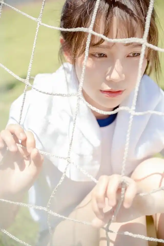 穿运动装的文静清纯美女操场写真