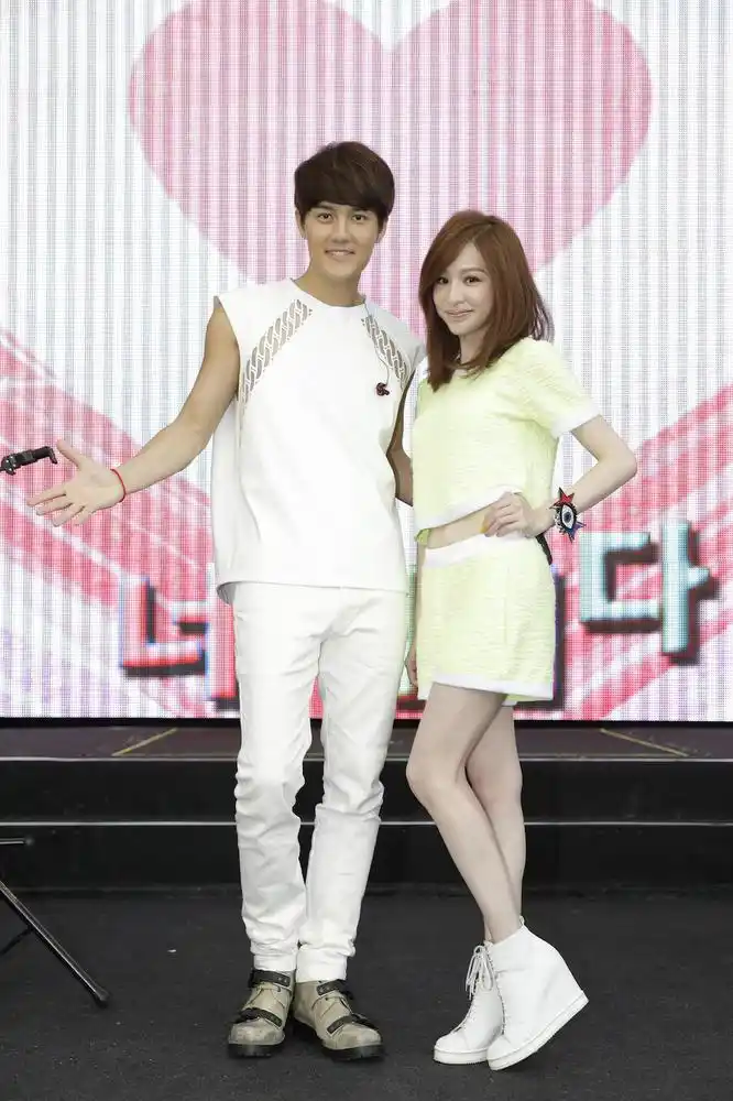 吴克群演唱会 闺蜜王心凌惊喜助阵秀甜蜜