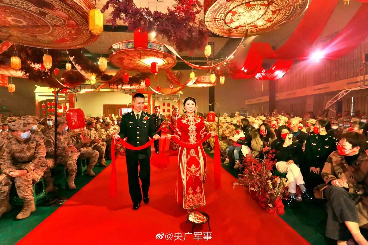 秀禾邂逅军装火箭军官兵中式集体婚礼好浪漫