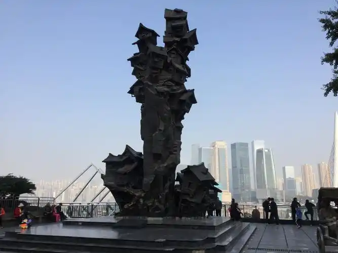 自驾游来到重庆中心一个标志性建筑解放碑,嘉陵江与长江交汇口朝天门