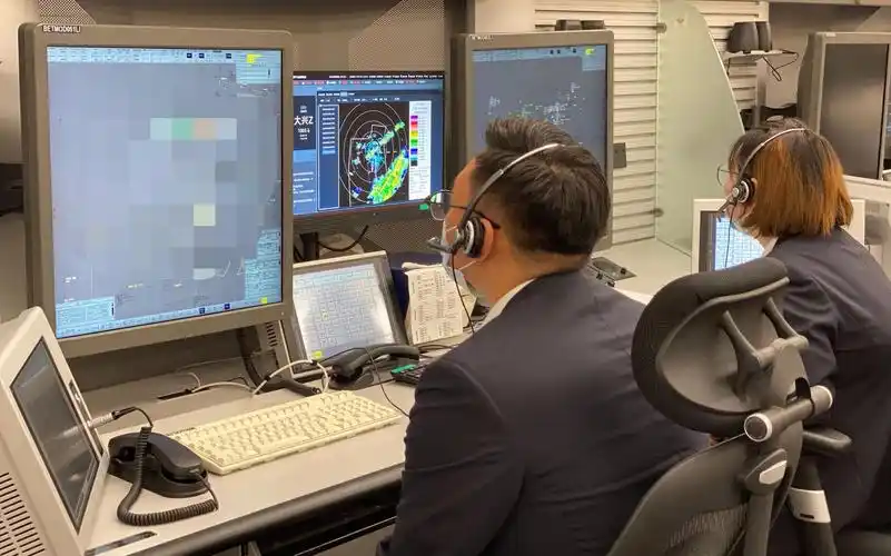 北京终端管制中心管制员指挥飞机绕飞雷雨.图/华北空管局