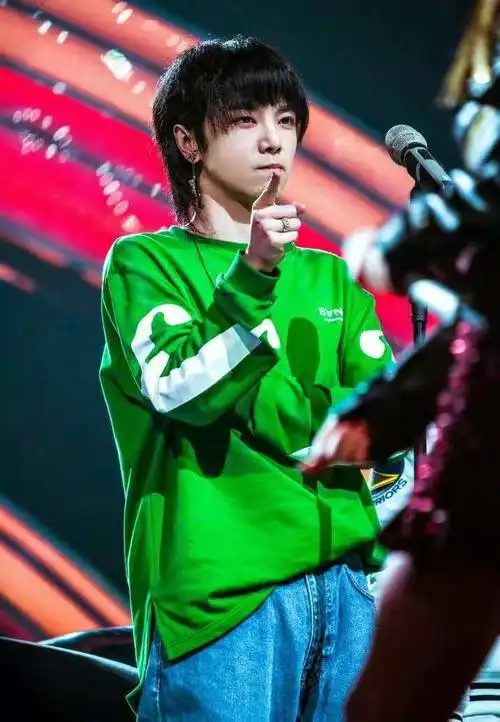 华晨宇眼睛会说话看到他在节目上的眼神就能读懂他的内心了