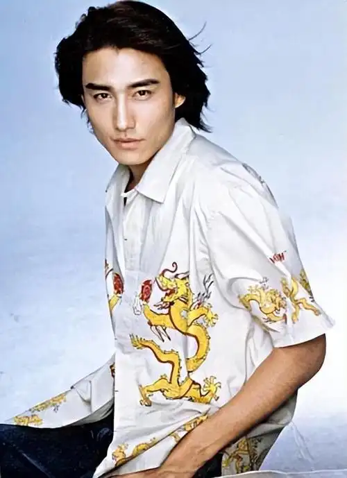 胡兵,伦敦时装周压轴出场,霸气十足,回头率百分百惊呆外国友人