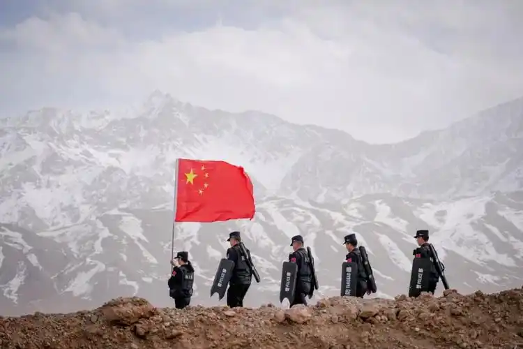 范金鑫(左一)与战友在雪山脚下巡边"之所以选择成为警察,是因为对藏蓝