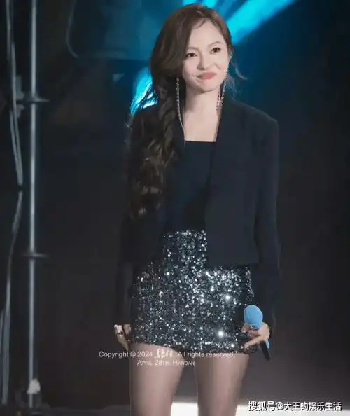 张韶涵带病坚持演出,助理搀扶离场,工作室发文报平安_音乐_演唱会