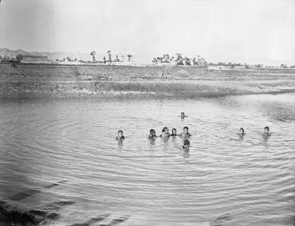 河里游泳的孩子