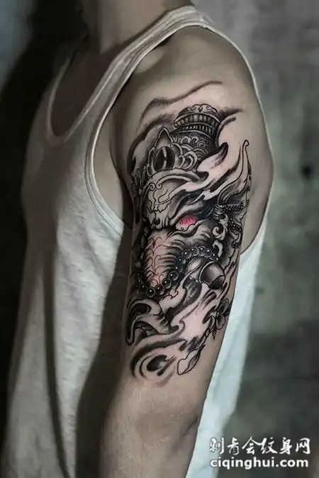 霸气手臂上的象神纹身图案