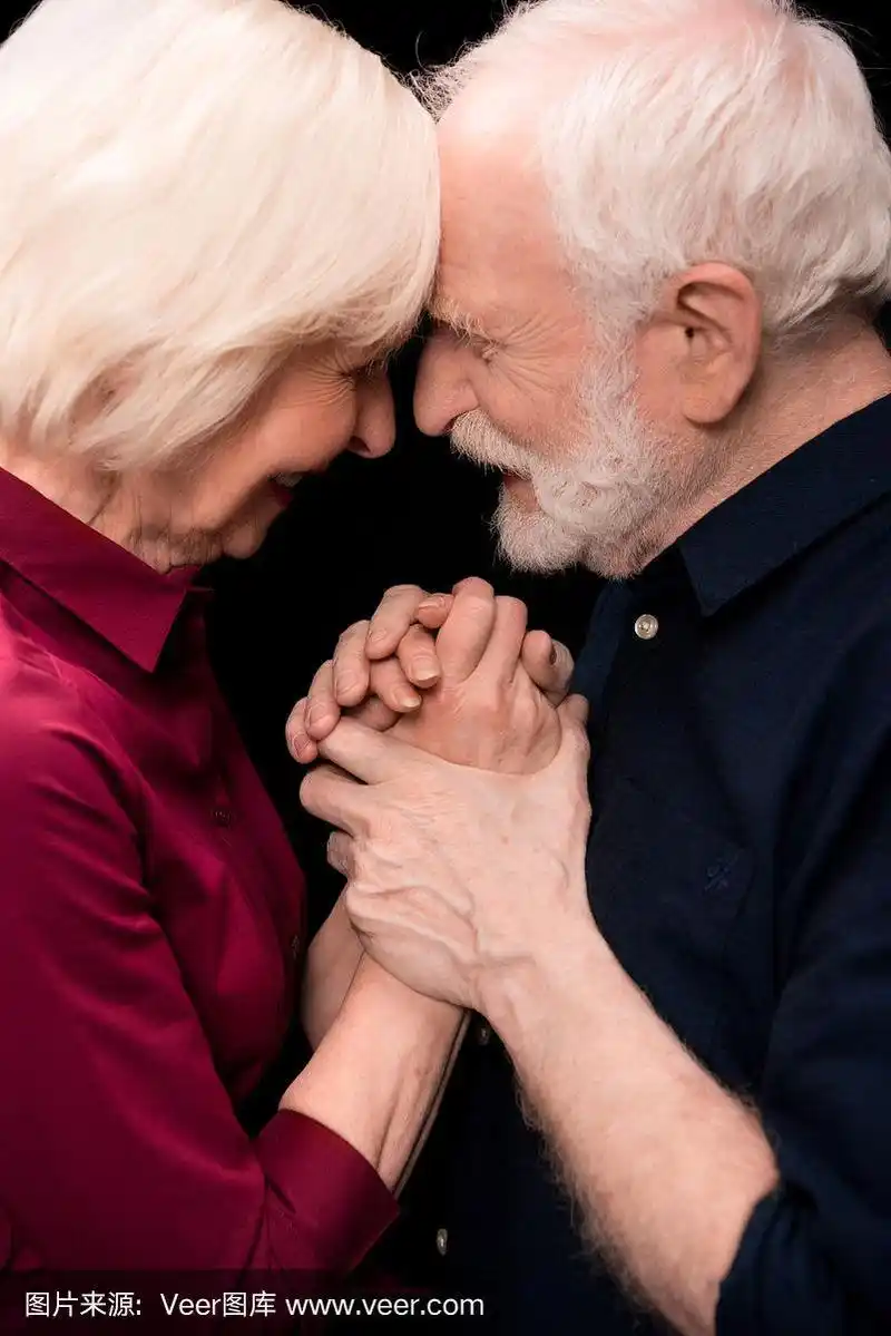 老年夫妇牵手