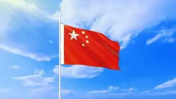 蓝天白云下升国旗五星红旗横版