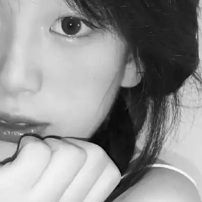 女生黑白简单意境头像真人图片