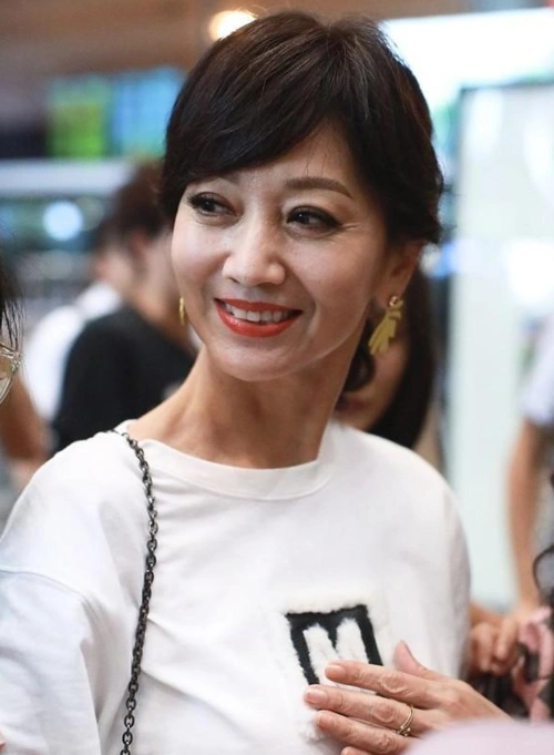 不老女神全靠p图?未修图下赵雅芝暴露真实状态,浓妆难挡皱纹