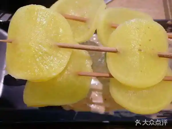 比较有特色的是其他串串香店不常见的黄罗笋,酸