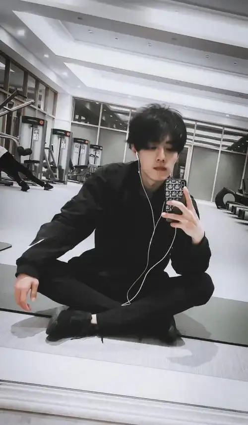 娱乐圈的男腰精罗云熙穿不稳裤子肖战的细腰上热搜