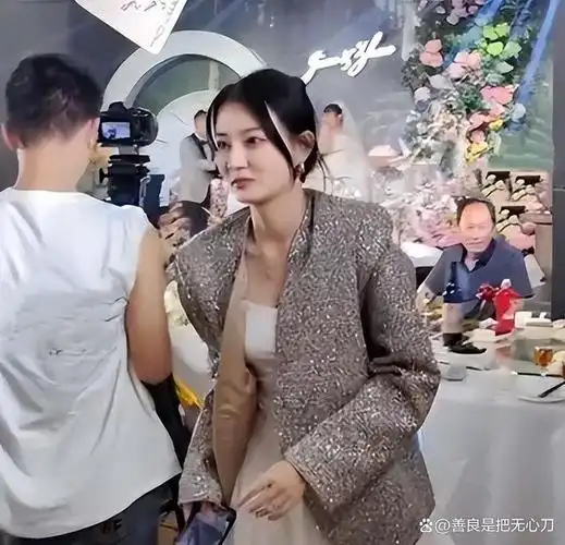 目中最受争议的事件或许就是她与已故乔任梁一起参加一档爱情综艺节目