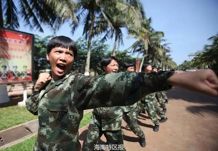 女兵李虹佳正在进行擒敌训练.雷辙摄