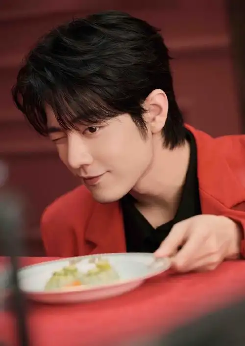 肖战与红色绝配,超好看啊