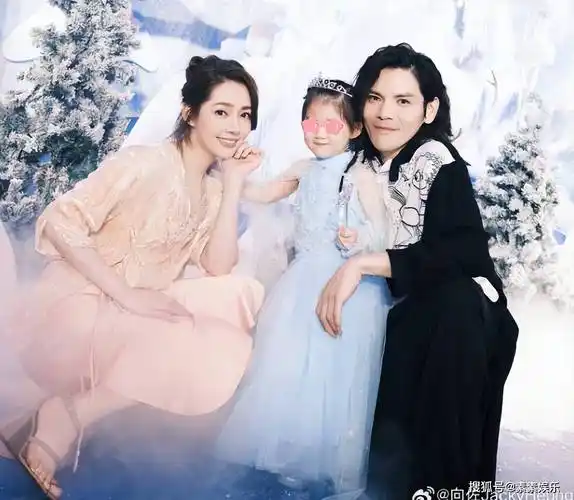 镜头之中的郭碧婷笑容温柔优雅,儿子正脸可爱软萌,下巴尖尖更像妈妈.