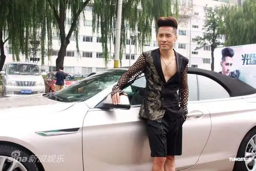 图文:黄征签约新东家-黄征获赠名车