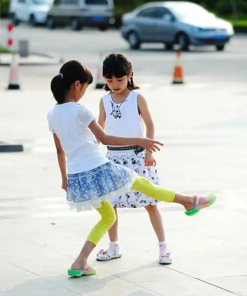 玩游戏的小姑娘